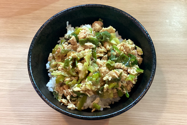鶏華ラーメンの特製ネギ油の鶏そぼろ丼